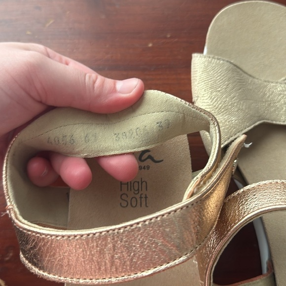 Ara High Soft Sandals in Cream and Gold Size 8/39 - Picture 4 of 5
